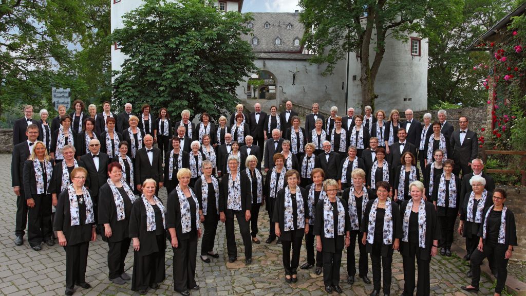 Die Sängerinnen und Sänger des Kirchenchores möchten ihre Besucher musikalisch auf die Weihnachtszeit einstimmen. von Kirchenchor St. Bartholomäus Meggen