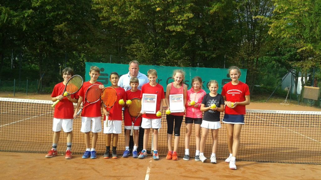 Die jungen Tennisprofis freuen sich über ihre tollen Leistungen. von TC Milstenau