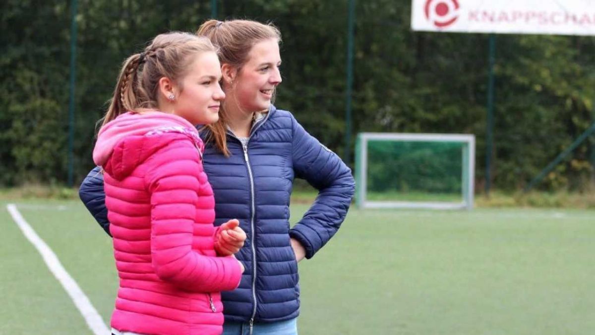Die beiden Sporthelferinnen, Sophie Hupertz und Ciara Mertens. von Gymnasium Stadt Lennestadt