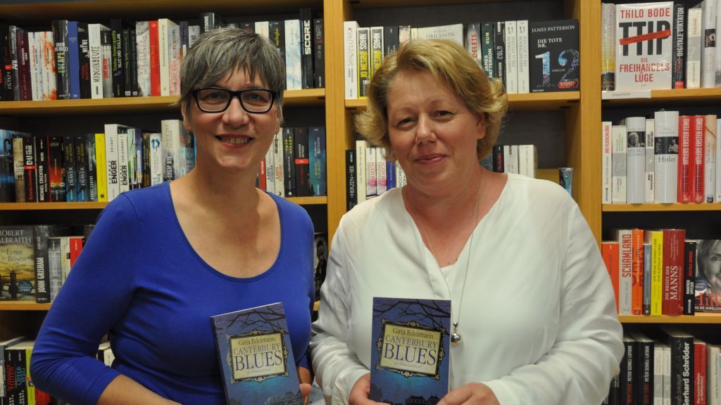 Autorin Gitta Edelmann (links) mit Buchhändlerin Uta Deitenberg von Ina Hoffmann