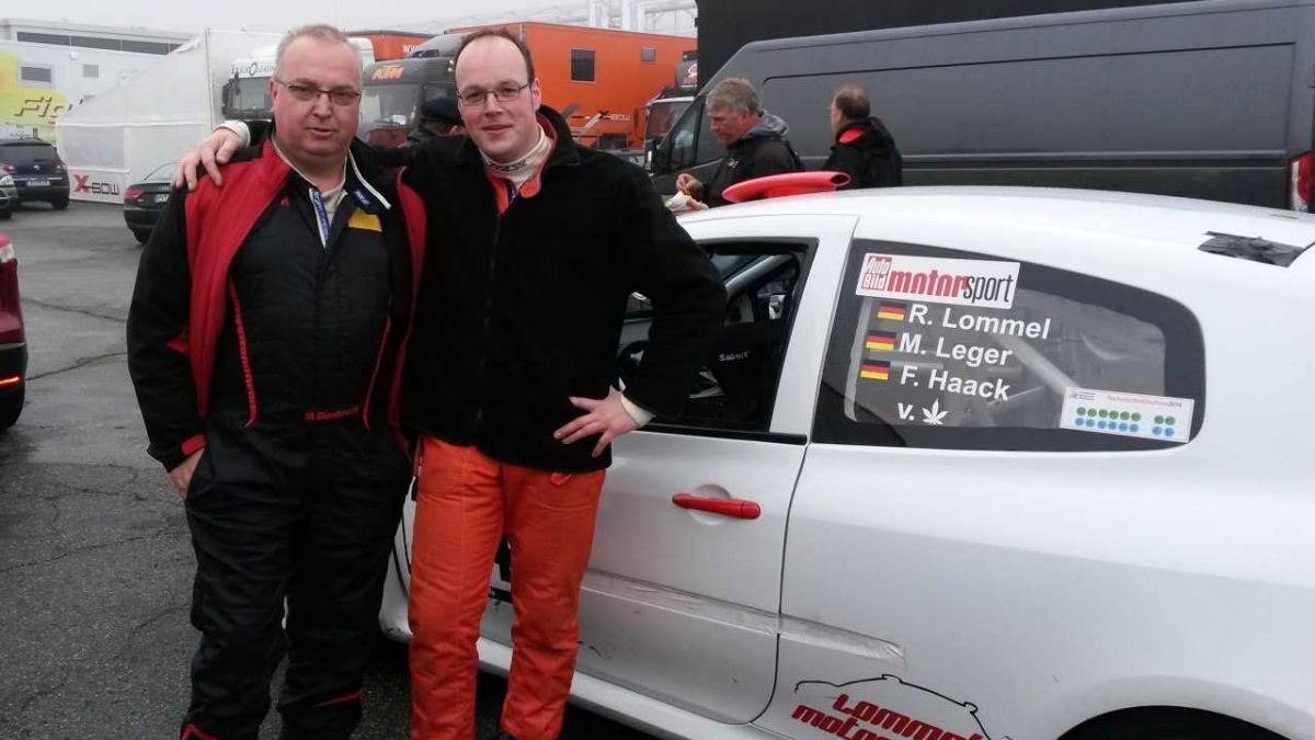 Robert Lommel (r.) und Mark Giesbrecht (l.) im Fahrerlager vor dem Start. von AMC Olpe