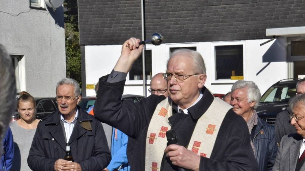 Pastor Manfred Rauterkus segnete den fertiggestellten Dorfplatz. von Nils Dinkel
