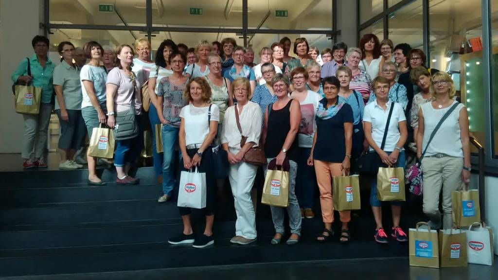 50 Frauen fuhren mit der kfd zu einer Betriebsbesichtigung  nach Bielefeld zu Dr. Oetker. von privat