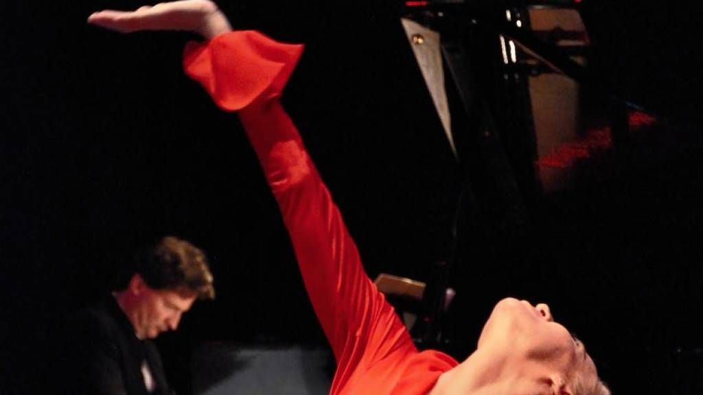 Pianist Christoph Soldan und Tänzerin Stefanie Goes führen „Momente eines Lebens“ auf.