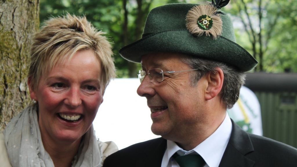Das amtierende Oedinger Königspaar Thomas und Carola Kroll freut sich darauf, noch einmal mit den Lennestädter Schützen zu feiern. von Michelle Kalaz