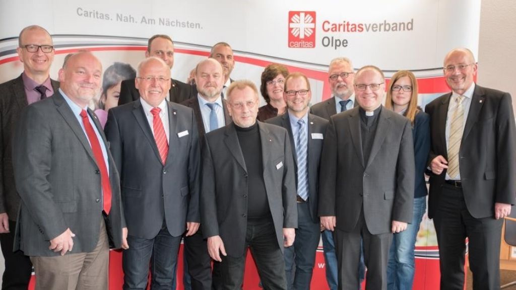 Die Führungsmannschaft des CV Olpe gemeinsam mit Vertretern des Diözesan Caritasverbandes Paderborn, von rechts Josef Lüttig, Britta, Ricken, Dr. Thomas Witt. von Caritas