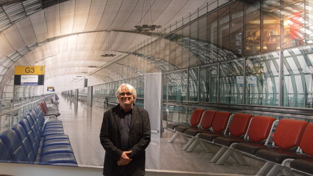 Rolf Kluge vor seinem riesigen Terminal-Motiv. von Barbara Sander-Graetz