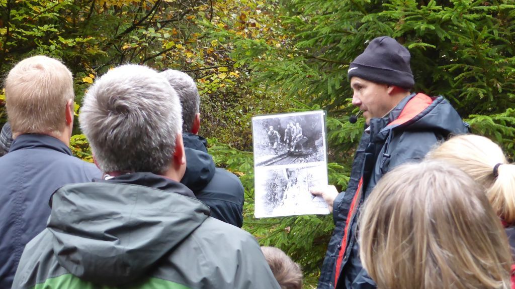 Geschichtsforscher Karsten Binczyk führte die Teilnehmer der Exkursion am Dumberg durch den Wald. von Barbara Sander-Graetz