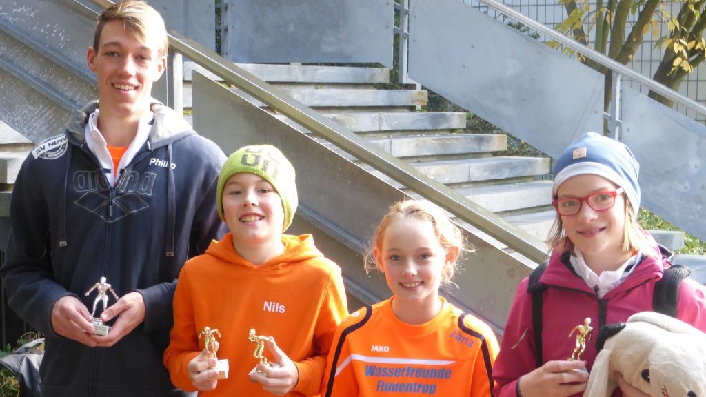 Die vier erfolgreichen Schwimmer der Wasserfreunde in Siegen (von links): Phillip Brune, Nils Rüsche, Jana Rüsche und Hannah Schmitt-Degenhardt. von Wasserfreunde