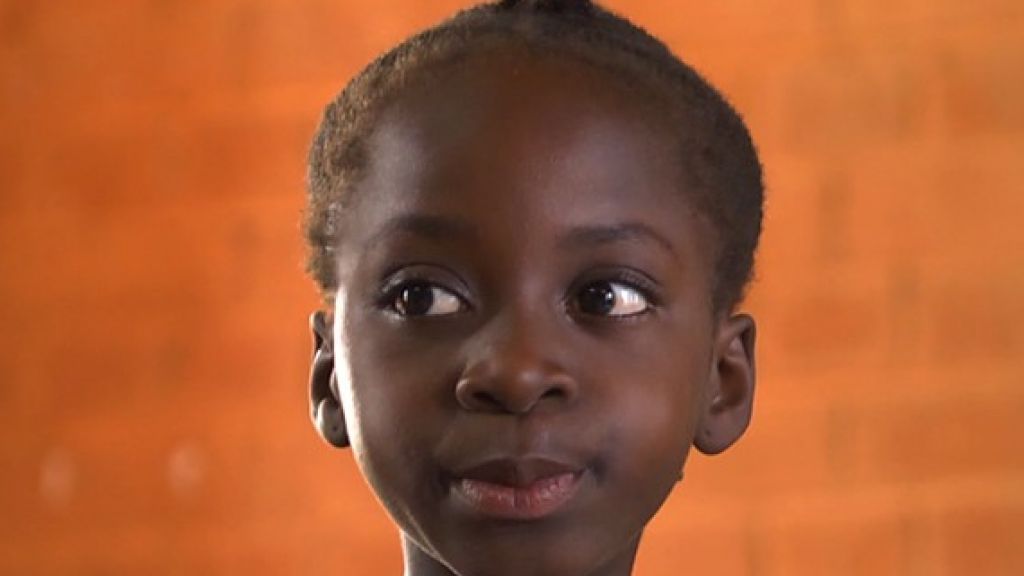 Die Schülerin Samiratou und weitere 200 Mädchen und Jungen werden derzeit in der Operndorfschule in Burkina Faso unterrichtet. von Hansestadt Attendorn