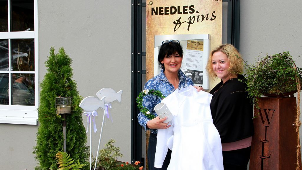 Ein gutes Team: Monika Cordes (l.) und Tanja Schäfer-Schmelzer freuen sich auf die Premiere des Kommunionbasars im 'Needles and Pins'. von Kerstin Sauer