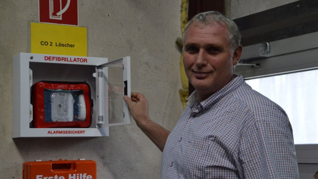 Geschäftsführer Michael Steinberg zeigt den Defibrillator. von Barbara Sander-Graetz