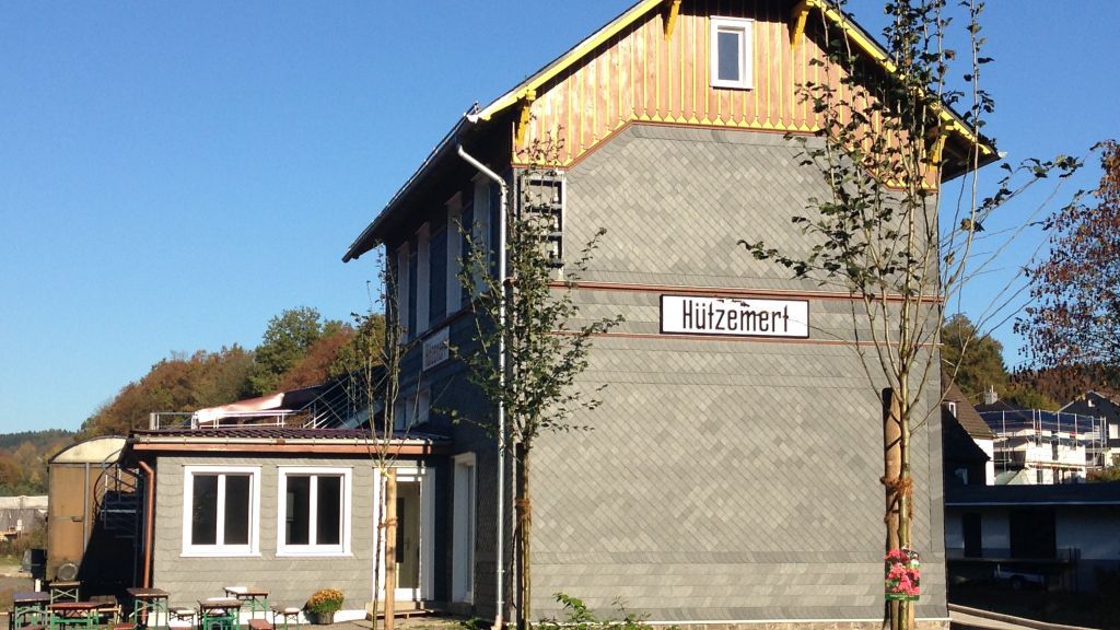 Die Westfalen-Initiative hat den Umbau des Alten Bahnhofs in Hützemert als "Musterprojekt" bezeichnet und dem Dorfverein für Erhalt und Sanierung des Gebäudes ein Preisgeld in Höhe von 10.000 Euro übergeben.