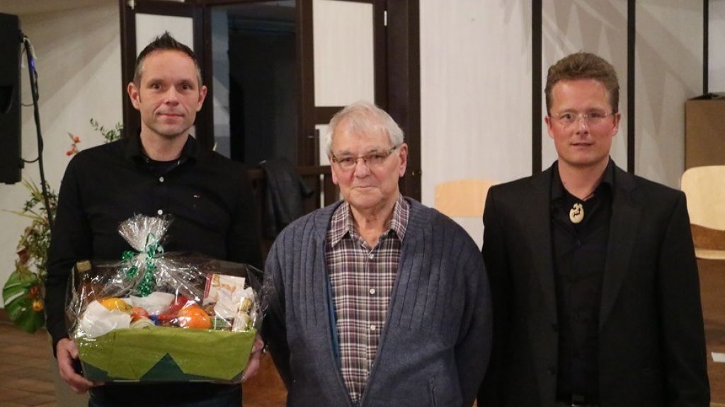 Der langjährige Hallenwart Erich Fleper (Mitte) wurde zum Ehrenmitglied des Vorstands ernannt. Tim Bergsieker (rechts) wurde einstimmig in seinem Alt als 1. Vorsitzender bestätigt. von Schützenbruderschaft St. Burchard Oedingen