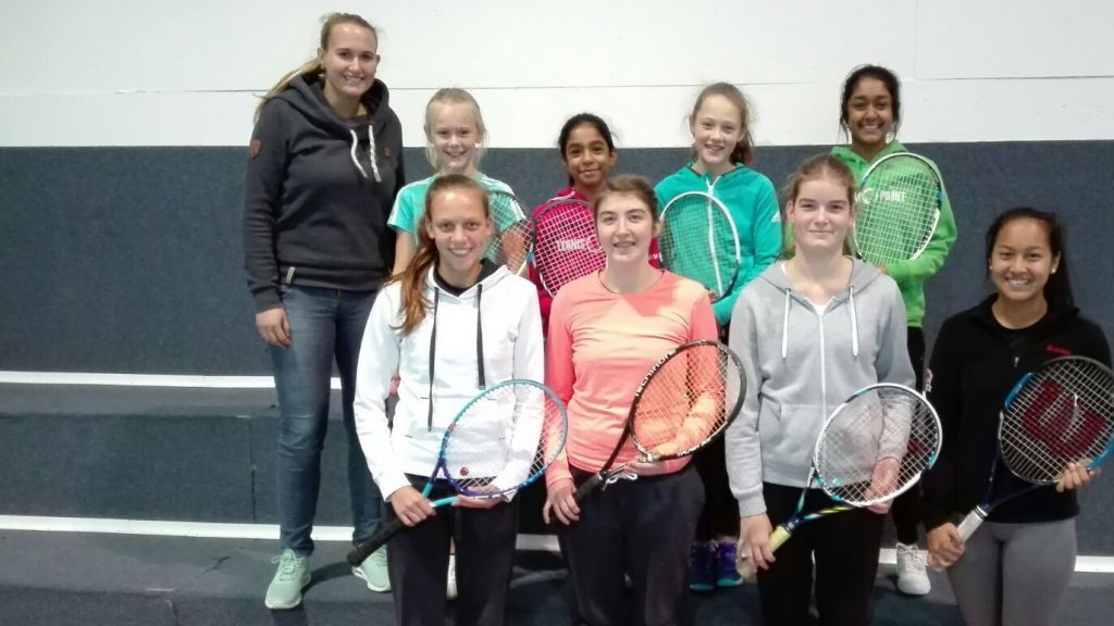 Das Tennisteam des St.-Ursula-Gymnasiums mit der begleitenden Lehrerin Jana Weber (hinten links). von privat