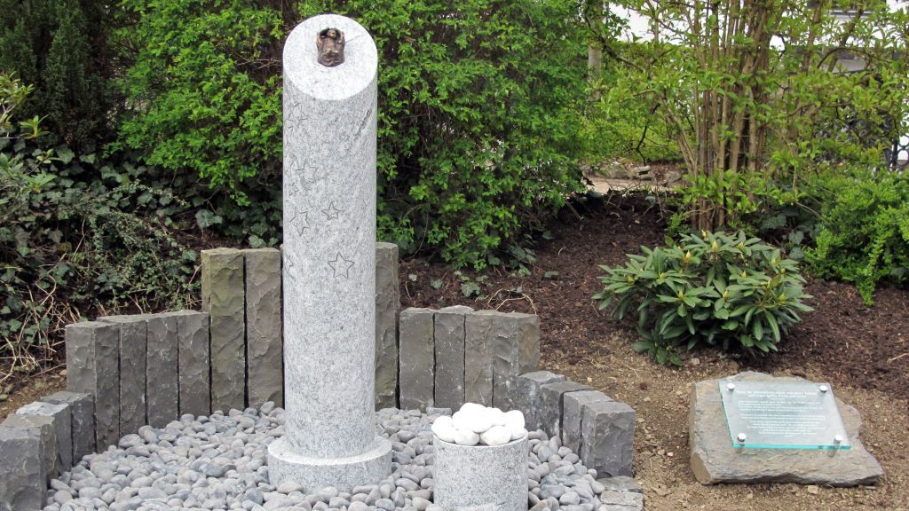 Die Gedenkstätte für still geborene Kinder auf dem katholischen Friedhof in Altenhundem. von privat