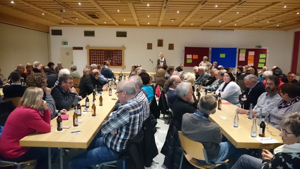 100 Teilnehmer fanden sich im kleinen Saal der Schützenhalle Kirchveischede ein, um über die Planung des 1000-jährigen Ortsjubiläums zu sprechen. von privat