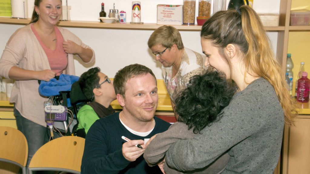 Comedian Ralf Schmitz besuchte am Dienstag das Kinder- und Jugendhospiz Balthasar in Olpe. von Nils Dinkel