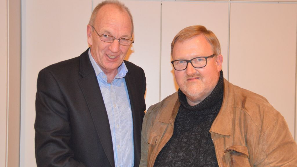 Hans-Walter Albers (links) lobte und bedankte sich bei Engelbert Schulte, der auch nach einem Vierteljahrhundert als Geschäftsführer des Gemeindesportverbands Finnentrop weitermacht. von s: Barbara Sander-Graetz