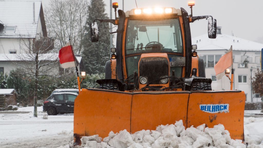 Straßen im Winter von Schnee und Eis zu befreien, gehört ebenfalls zu den Aufgaben eines Straßenwärters. von Symbol Nils Dinkel