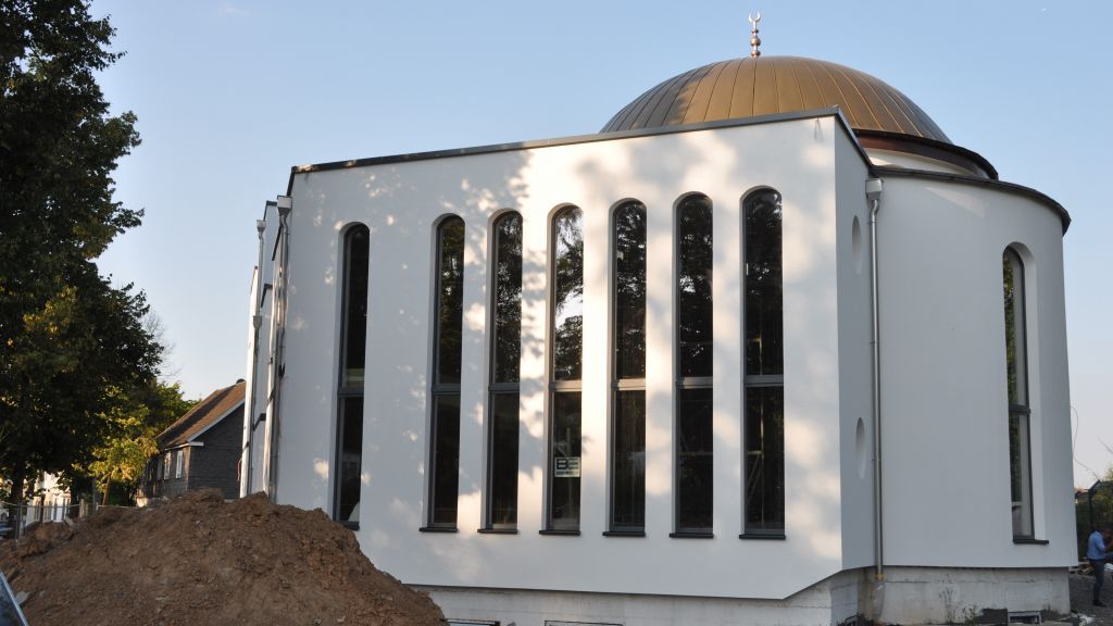An dem Neubau der Moschee wird ein Minarett errichtet. von Ina Hoffmann