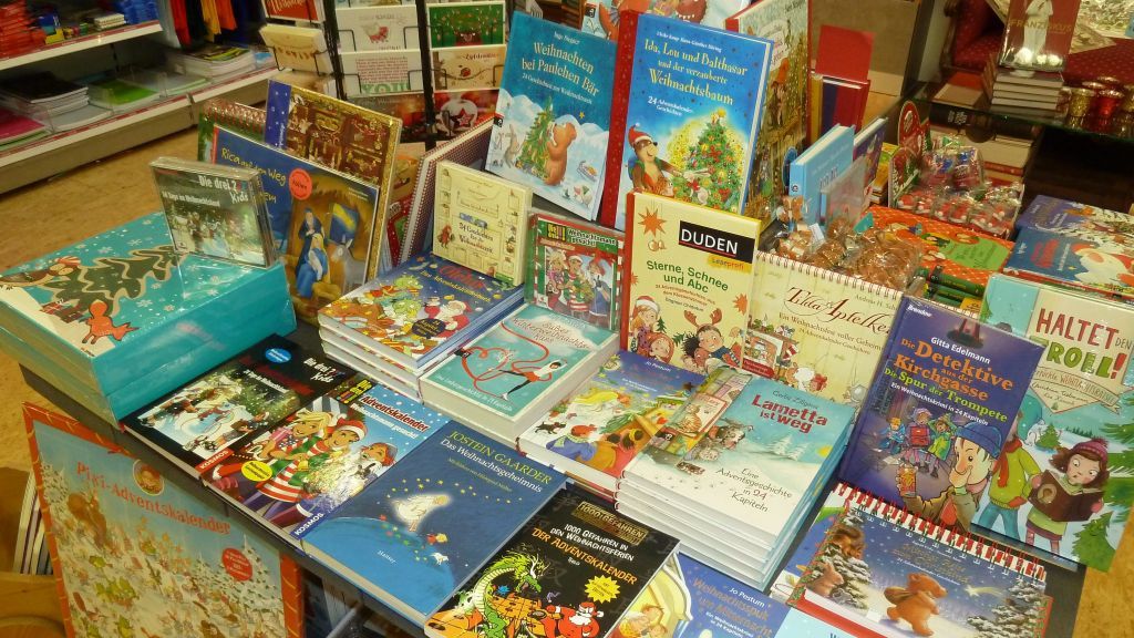 Auf den Büchertischen werden die neusten Weihnachtsbücher präsentiert. von Ina Hoffmann