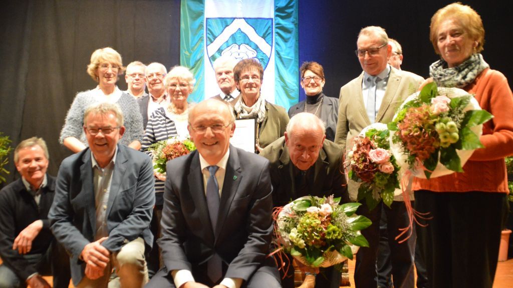 Bürgermeister Dietmar Heß (ganz vorne) mit allen Preisträgern. von Barbara Sander-Graetz