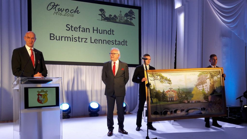Lennestadts Bürgermeister Stefan Hundt (links) trat beim Festakt ebenfalls ans Mikrofon. von Stadt Lennestadt