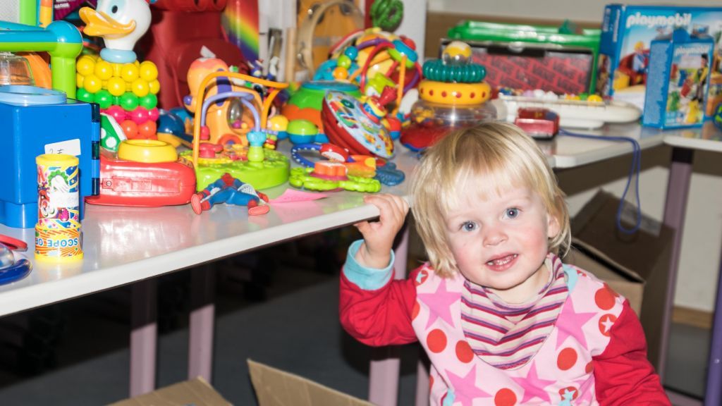 Ein kleines Kinderparadies: Beim Gebraucht-Spielzeugmarkt des GymSL fanden so einige Artikel einen neuen Besitzer. von s: Nils Dinkel