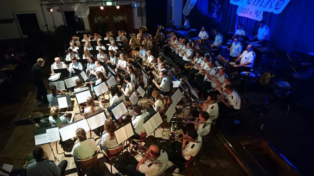65 Musiker aus zwei Musikvereinen bildeten einen großen Klangkörper und zogen das Publikum schnell in ihren Bann. von privat