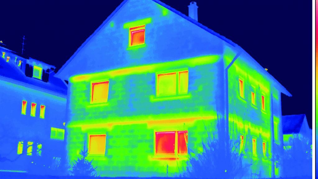 Gelbe und rote Bereiche auf den Infrarotaufnahmen zeigen deutlich, wo Wärmeenergie verloren geht. von © Bigge Energie