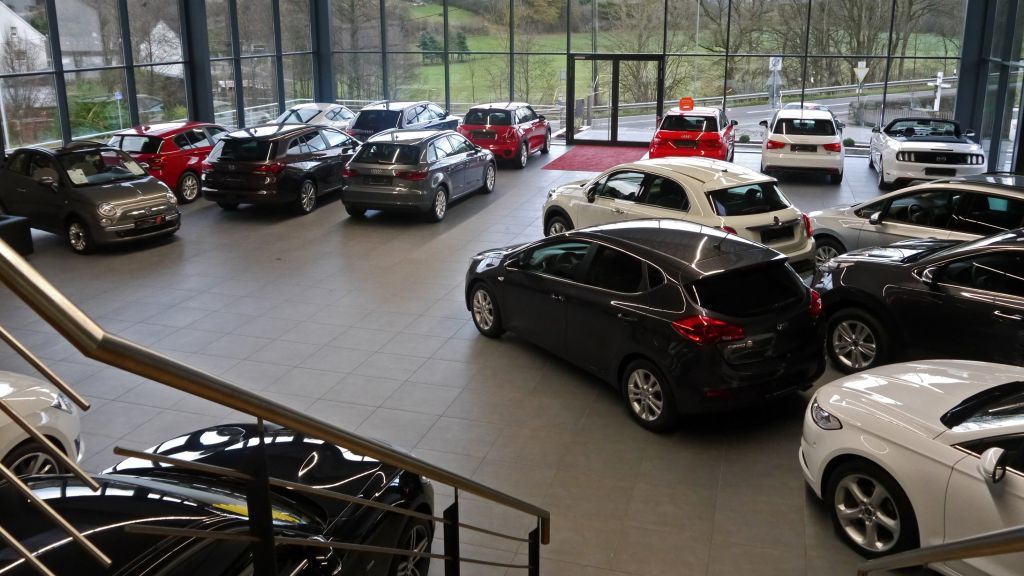 Autohaus Eckhardt in Elspe verfügt jetzt über eine moderne Ausstellungsfläche mit neuen Büros und viel Platz für neue und junge Gebrauchtfahrzeuge aller Marken. von s: Autohaus Eckhardt