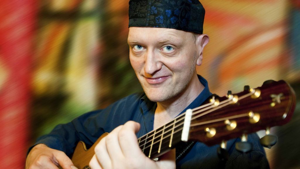 Helm van Hahn gilt als Virtuose auf der Gitarre und untermalt die Krimi-Lesung musikalisch. von ©thomas-rathay.de