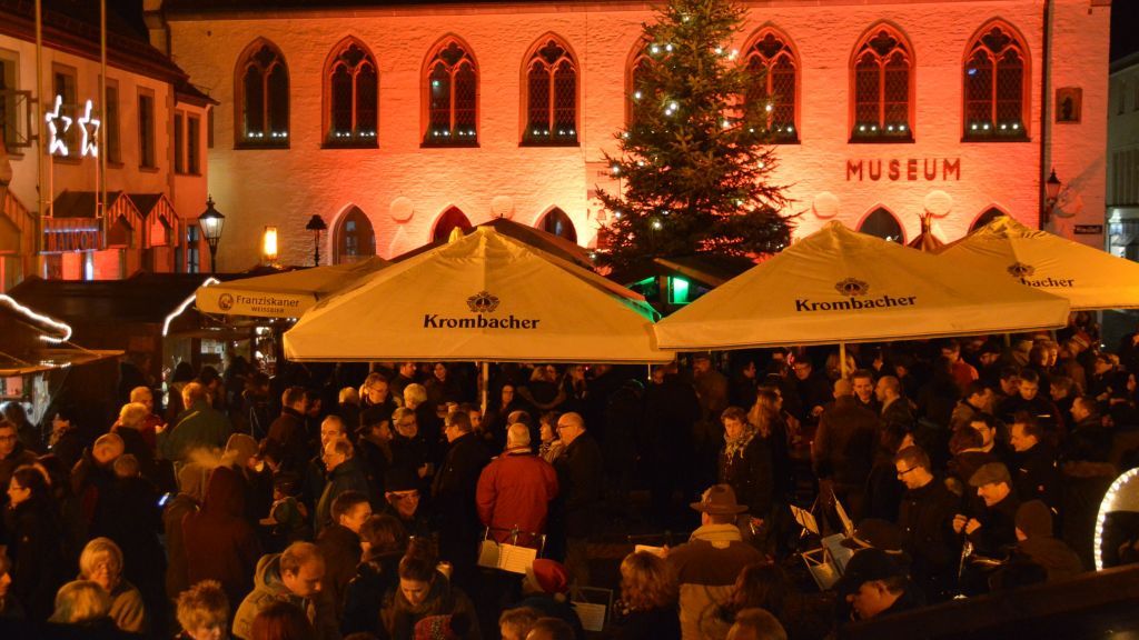 Vorweihnachtliche Atmosphäre herrscht ab dem 2. Dezember wieder auf dem "Alten Markt" in Attendorn. von s: Barbara Sander-Graetz