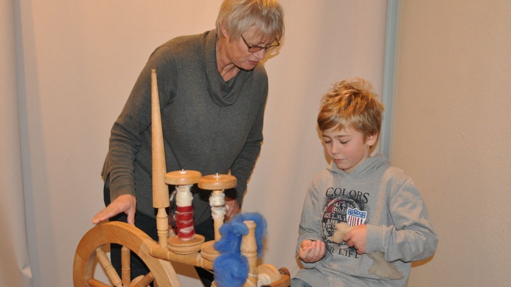 Am Spinnrad dürfen die Schüler selbst Hand anlegen. von Ina Hoffmann