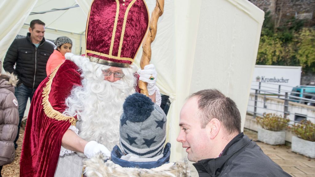 Der Nikolaus besuchte den Weihnachtsmarkt in Altenhundem. von Nils Dinkel