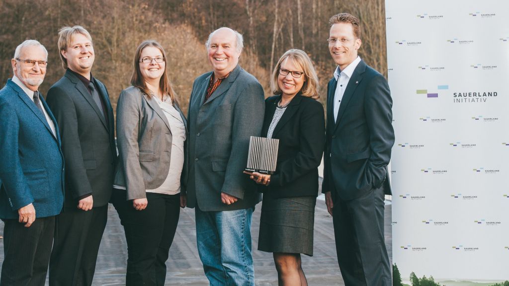 Strahlende Preisträger und zufriedene Veranstalter: Klaus Neumann (Integrative Kulturwerkstatt Lüdenscheid), Jens Wiggenbrock und Sabine Pöhnl (Ingenieurbüro Wiggenbrock), Thomas Wewers (Kulturwerkstatt) sowie Karin Schulze und Tobias Metten ("Sauerland Initiativ") (v.l.). von Rieke Penninger