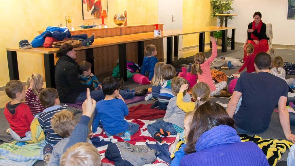 Ausgestattet mit Decken und Kissen lauschten die Kinder den Geschichten von Petra Griese. von Sparkasse Olpe-Drolshagen-Wenden