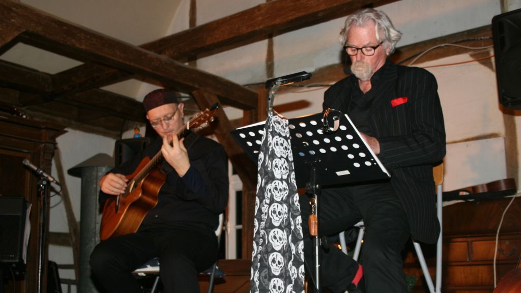 Verbinden in ihrem Programm makabere Texte und Musik: Kai Engelke (Stimme) und Helm van Hahm (Gitarre). von Jill Arens