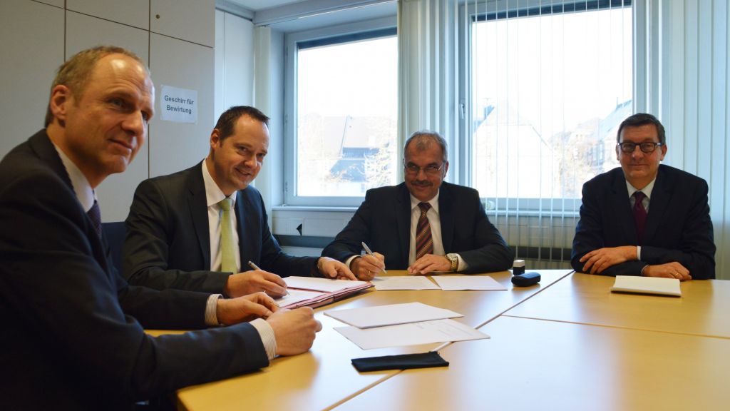 Gute Laune bei der Vertragsunterzeichnung: Bürgermeister Peter Weber (2. von links) mit Thomas Bär (rechts) sowie Ingo Ehrhardt (links) und Roland Schwarzkopf. von Barbara Sander-Graetz