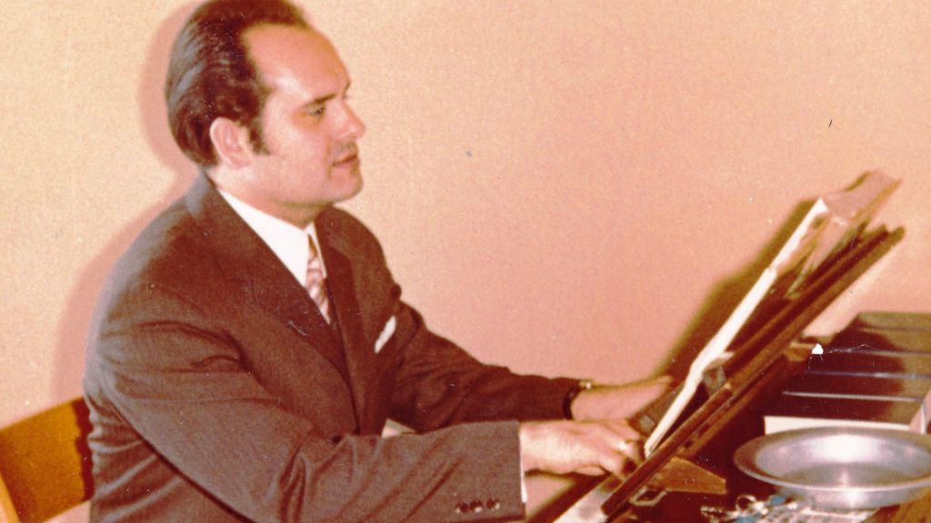 Manfred Gogolla als 26-jähriger Organist am Harmonium. von Gogolla privat