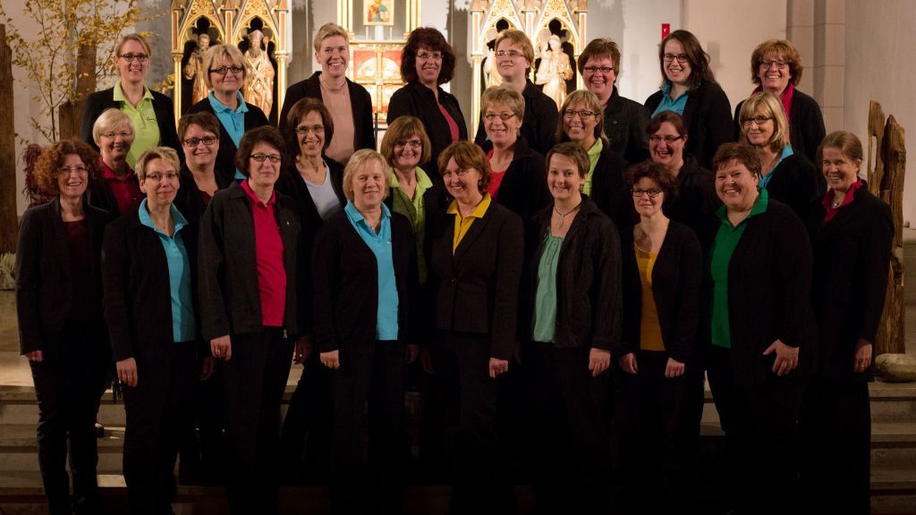 Der Frauenchor Cantiamo aus Grevenbrück tritt in der Pfarrkirche Dünschede auf. von privat