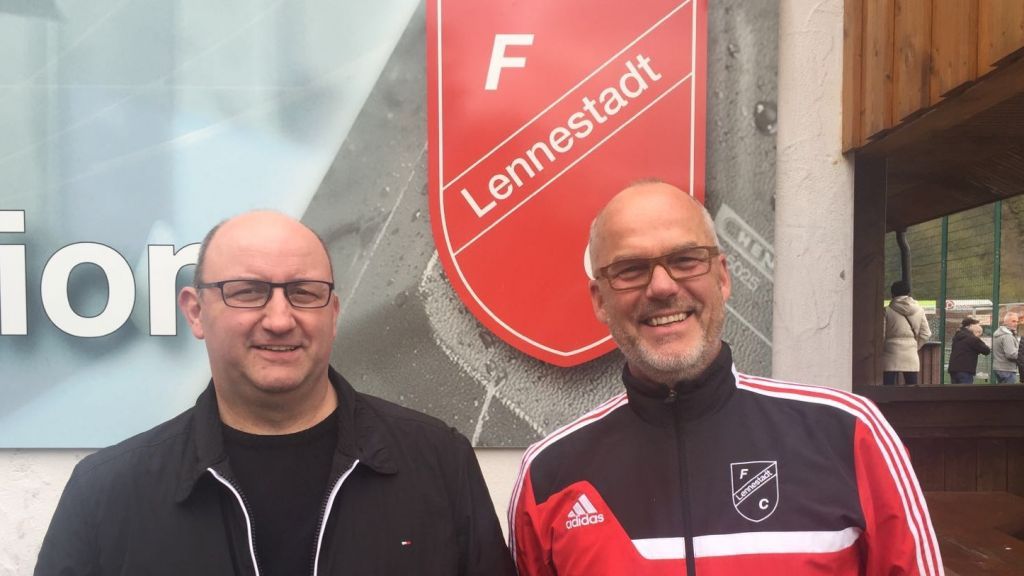 Freuen sich auf das Drittenrundenspiel im Westfalenpokal gegen den SC Paderborn: Jürgen Winkel (links) und sein Co-Trainer Andreas Eickelmann. von Sven Prillwitz