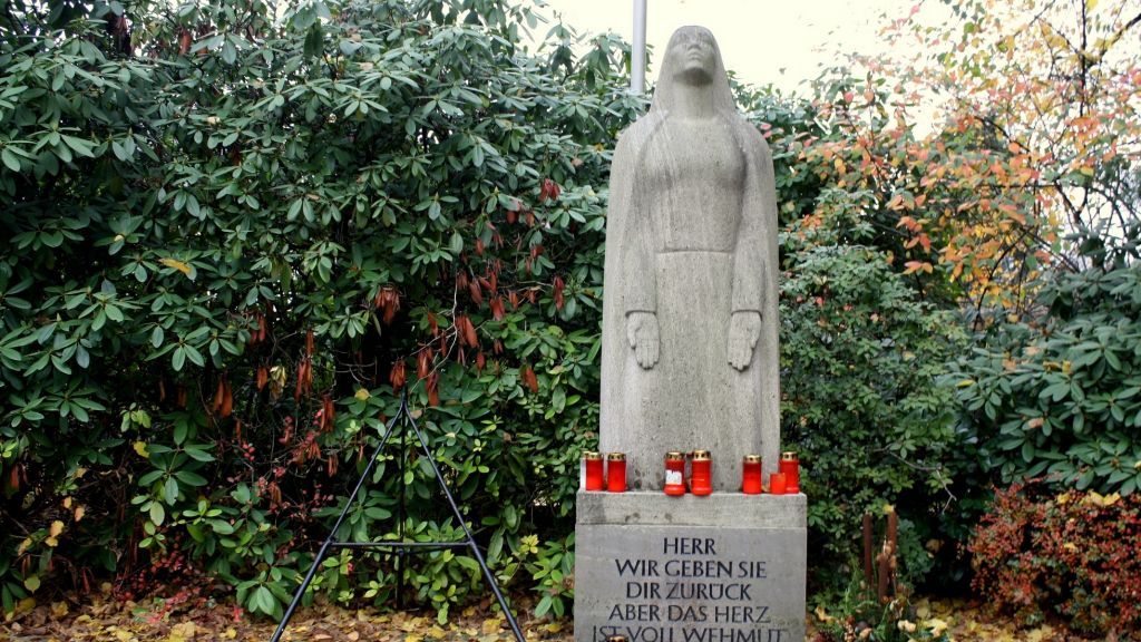 Das Ehrenmal auf dem Katholischen Friedhof an der Windhauser Straße. von @ Hansestadt Attendorn
