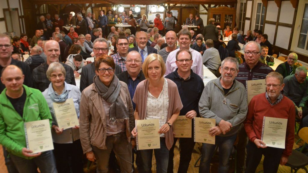 Irgendwie waren alle Gewinner: Die Teilnehmer des Dorfwettbewerbs präsentierten nach der Siegerehrung ihre Urkunden. von Barbara Sander-Graetz