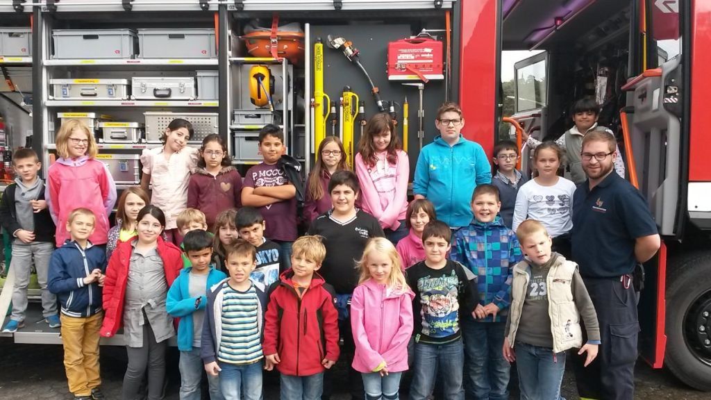 Der große Feuerwehrwagen wurde von den Kindern genau inspiziert. Daniel Hagen (r.) gab wichtige Informationen dazu. von privat