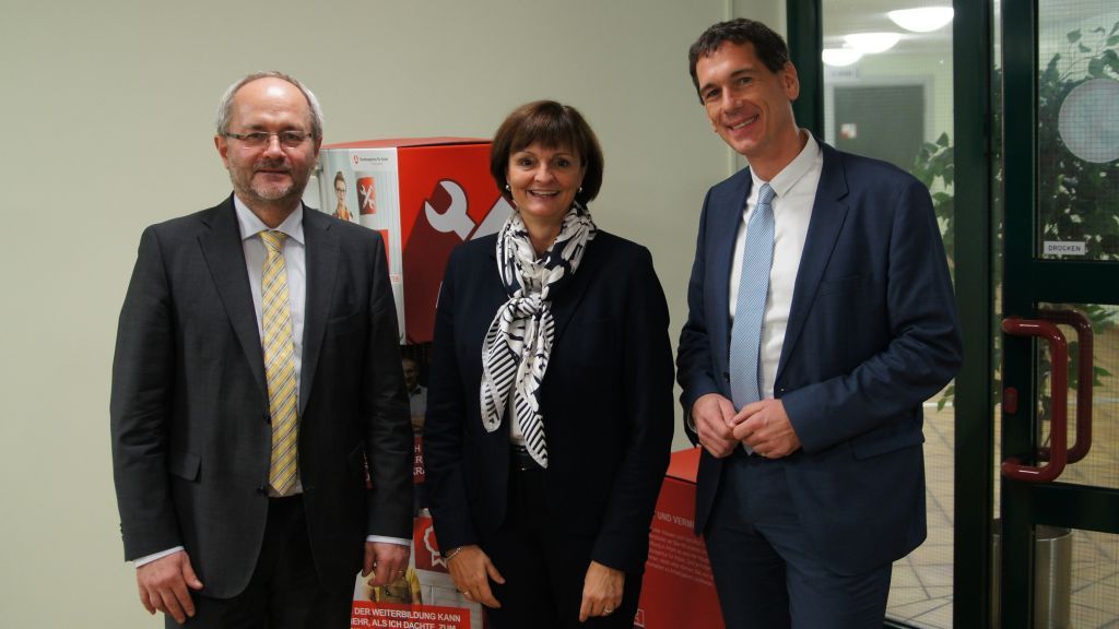 Informierten sich bei Dr. Bettina Wolf über den Arbeitsmarkt im Kreis Olpe: Die CDU-Abgeordneten Volkmar Klein MdB (links) und Jens Kamieth MdL (rechts). von Thomas Becker