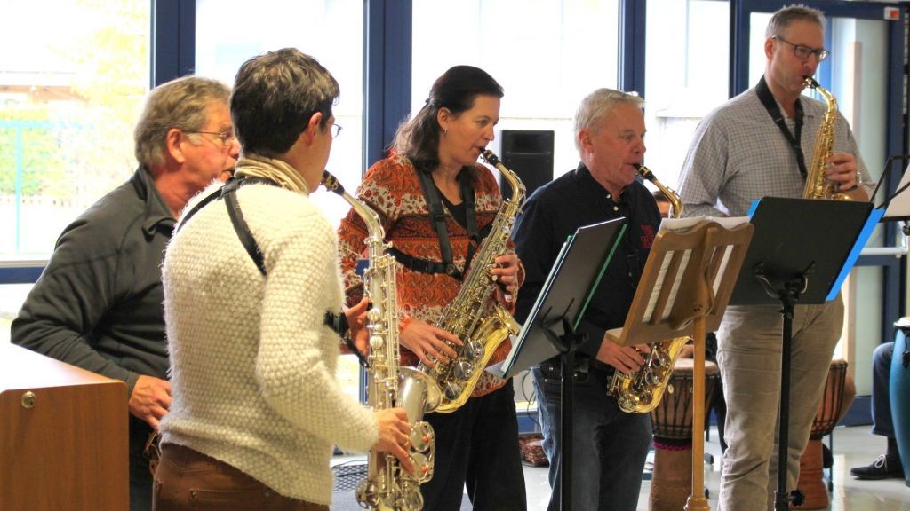 Die Musikschule der Hansestadt Attendorn – hier das Erwachsenen-Ensemble mit Saxofon und Klarinette - lädt zu ihrem Adventskonzert am Sonntag, 11. Dezember, um 17 Uhr in die Evangelische Erlöserkirche Attendorn ein. von privat