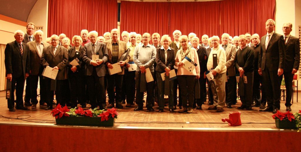 Vorstandsmitglied Bernd Griese (2. von rechts) mit den geehrten 50- und 60-jährigen Mitgliederjubilaren aus Attendorn, Finnentrop, Lennestadt und Kirchhundem. von Volksbank