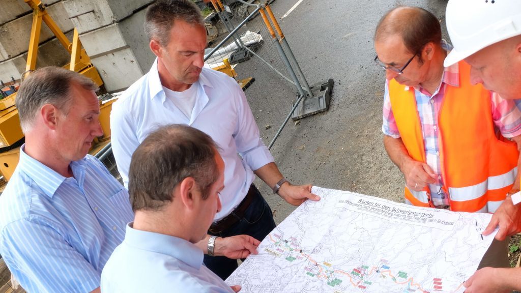 Matthias Heider (links) bei einer Baustellen-Besichtigung im Sommer. Links von ihm der CDU-Kreisvorsitzende Jochen Ritter.